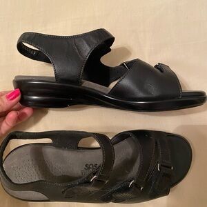 SAS 7 1/2 W Black Leather Sandals with Platform Super Comfortable!